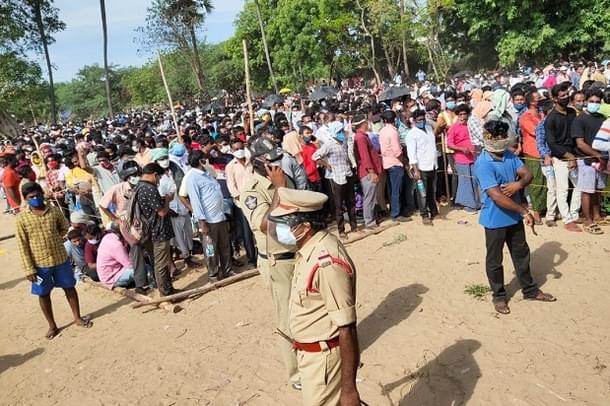 Public awaiting to receive Covid-19 Ayurvedic medicine (via Twitter)