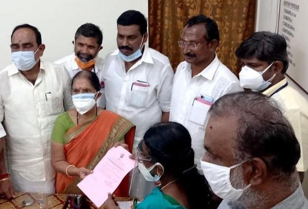 Dr Saraswathi with her certificate following her win.