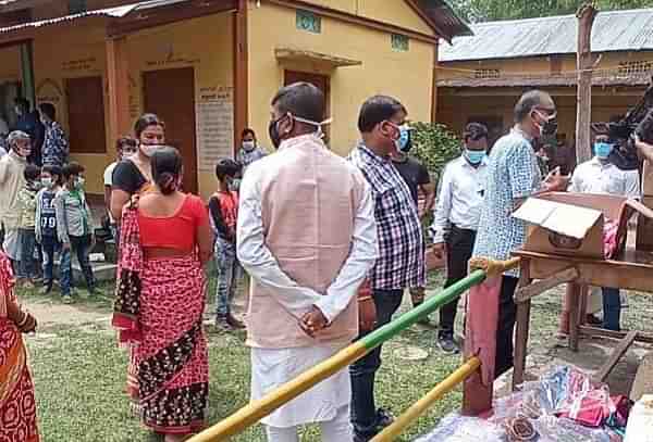 Relief work by Assam government to those who reached Dhubri to escape violence in Bengal (@HimantaBiswa/Twitter)