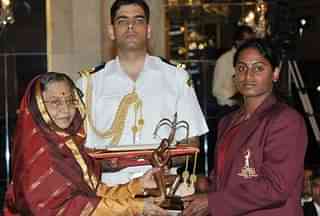 V Tejaswini receiving Arjuna Award (PIB)