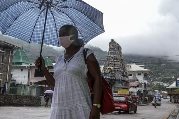 A woman with mask in Seychelles (Twitter)