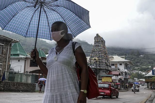A woman with mask in Seychelles (Twitter) 
