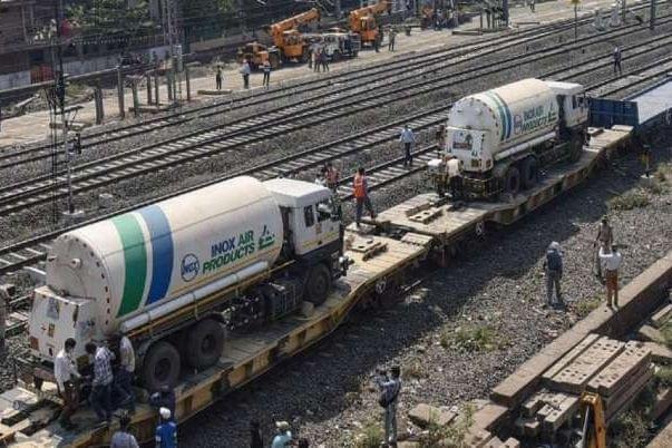 An oxygen tanker at a railway station.