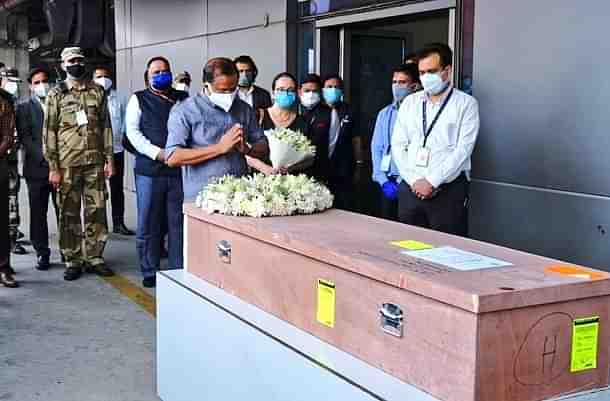 Union minister V Muraleedharan and officials from Israeli embassy paying tributes to Soumya Santosh (MEA)