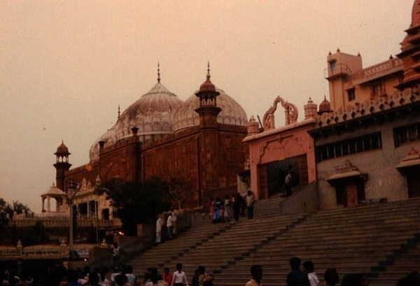 Garbha Griha shrine (left) behind the Shahi Eidgah (centre) and entrance of the present Keshavdeva temple (right), 1988. (Wikipedia)