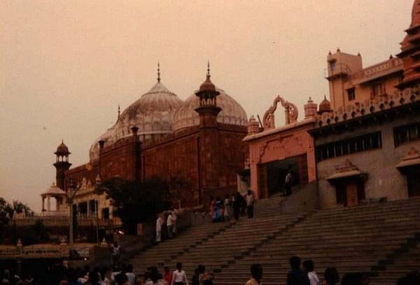 Garbha Griha shrine (left) behind the Shahi Eidgah (centre) and entrance of the present Keshavdeva temple (right), 1988. (Wikipedia)