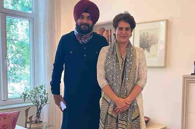 Navjot Singh Sidhu meets Priyanka Gandhi (Image via twitter)