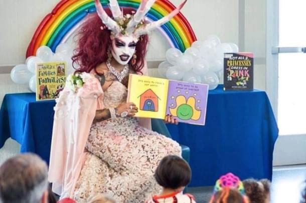 A person in drag reading stories to kids (Twitter)