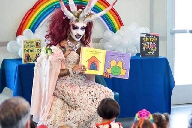 A person in drag reading stories to kids (Twitter) 