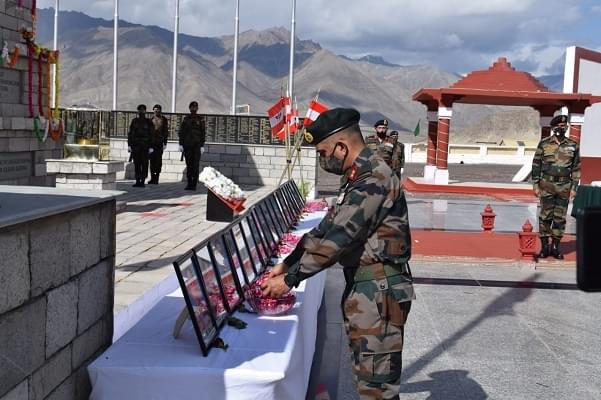 Major general Akash Kaushik paying homage to Galwan bravehearts at Leh war memorial (Indian Army)