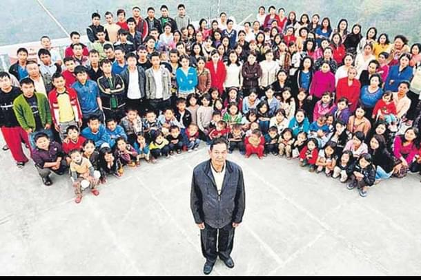 Ziona Chana with few of his family members (Twitter)