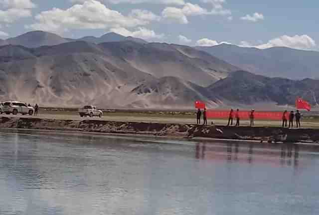 Chinese soldiers showing protest banners to Indian villagers in Ladakh. 