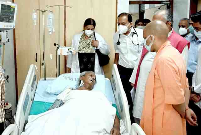 Yogi Adityanath visiting Kalyan Singh (Image via Twitter)