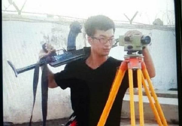 A Chinese worker with weapon in Pakistan (@DFIlite/Twitter)