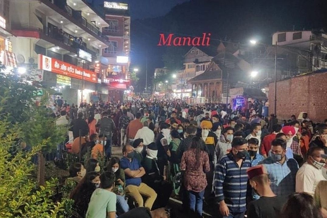Crowds in Manali, Himachal Pradesh. (Twitter) 
