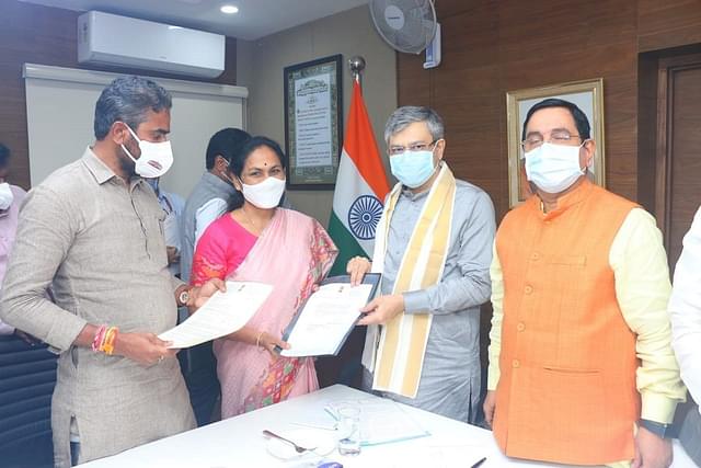 Union Minister Shobha Karandlaje submitting the request to Railway Minister Ashwini Vaishnaw (@ShobhaBJP/Twitter)