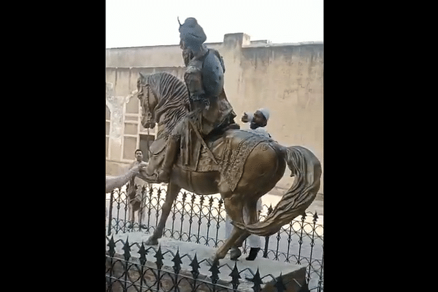 Statue of Maharaja Ranjit Singh was vandalised (Pic via Twitter)