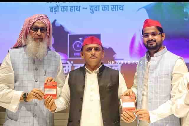 Akhilesh Yadav inducting Sibghatulla Ansari (Image via Twitter)