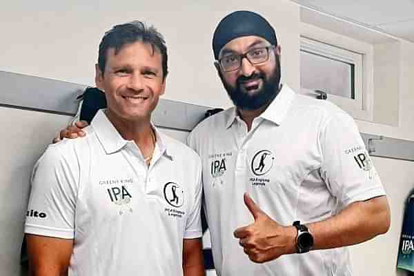 Monty Panesar (Right) (Pic via Twitter)