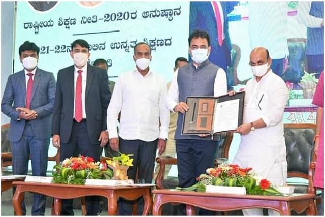 Karnataka CM Basavaraj Bommai unveiling the Karnataka NEP document.