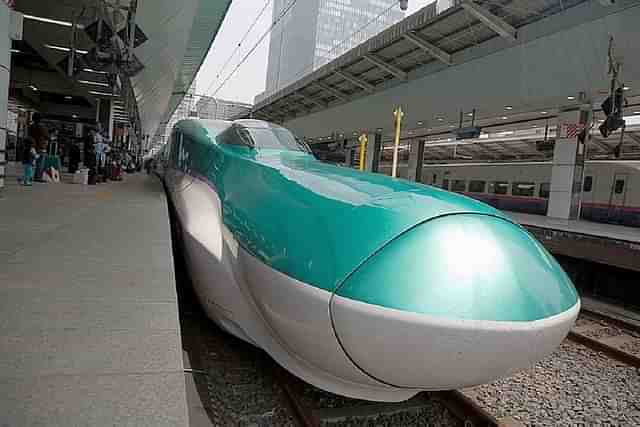 Shinkansen bullet trains at a Tokyo train station.