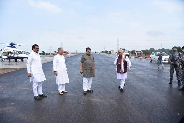 Union Minister Nitin Gadkari and Haryana CM ML Khattar inspecting a section of Delhi - Mumbai Expressway (@Nitin_Gadkari/Twitter)