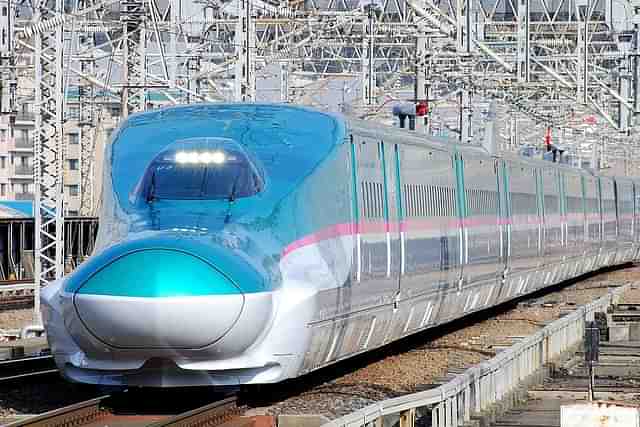 JR East E5 series shinkansen set U3 approaching Omiya Station on the “Hayabusa 4” service to Tokyo . (Wikipedia) &nbsp;