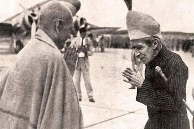 (The Nizam of Hyderabad welcomes Sardar Vallabhai Patel at the airport after the liberation of the state)