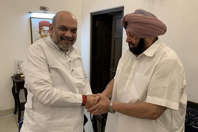 Captain Amarinder Singh with Union Home Minister Amit Shah (Pic Via Twitter)