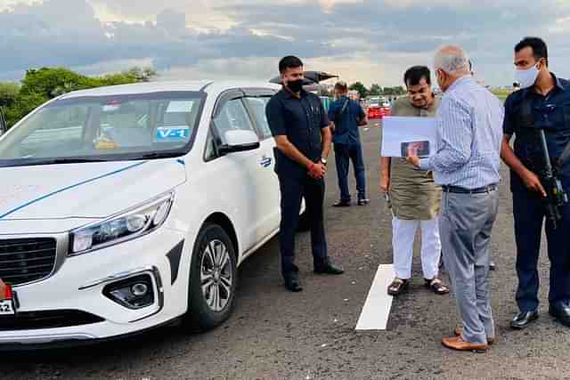 Union Minister Nitin Gadkari inspecting the work on Delhi-Mumbai Expressway (@nitin_gadkari/Twitter)