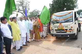 MP Riti Pathak inaugurating garbage collection vehicle (PIB)