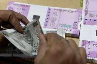 A bank staff member counts Rs 500 notes. (INDRANIL MUKHERJEE/AFP/Getty Images)