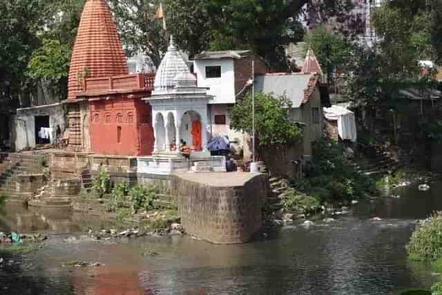 Highly polluted Nag River flowing along a temple in Nagpur (@girishs2/Twitter)