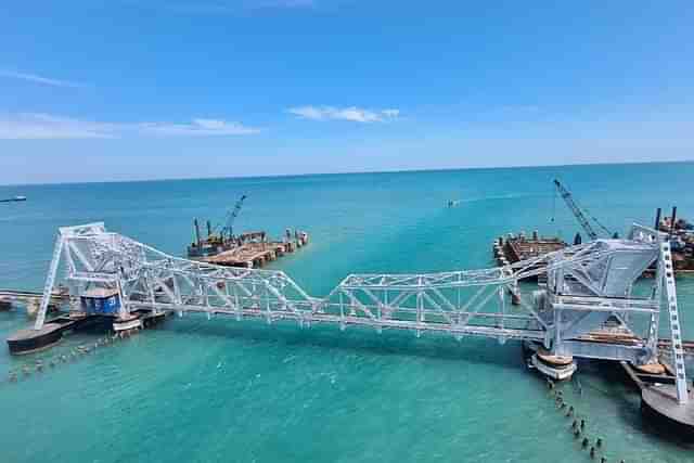 New bridge under construction beside the existing bridge (Ministry of Railways)