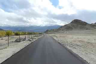 Road and landscape in Ladakh. (Wikimedia Commons)