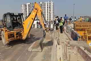 Delhi Police removing barricades put up on Meerut Expressway near UP gate. (@shalabhTOI/Twitter)