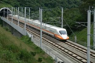 Shinkansen 700T train on a test run on the Taiwan High Speed Rail in June 2006 (Encino)