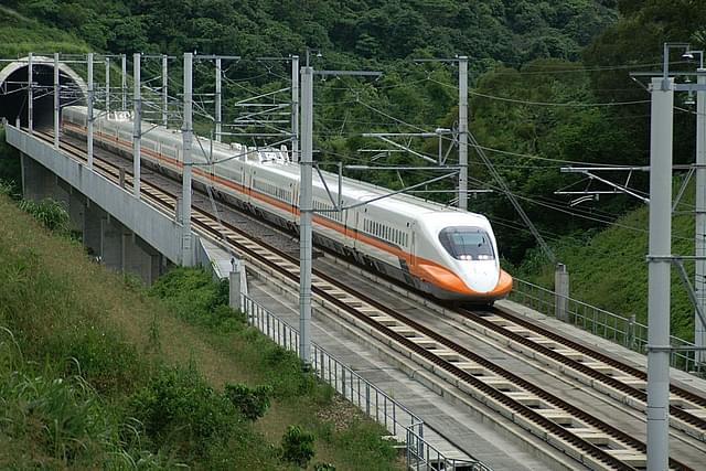 Shinkansen 700T train on a test run on the Taiwan High Speed Rail in June 2006 (Encino)