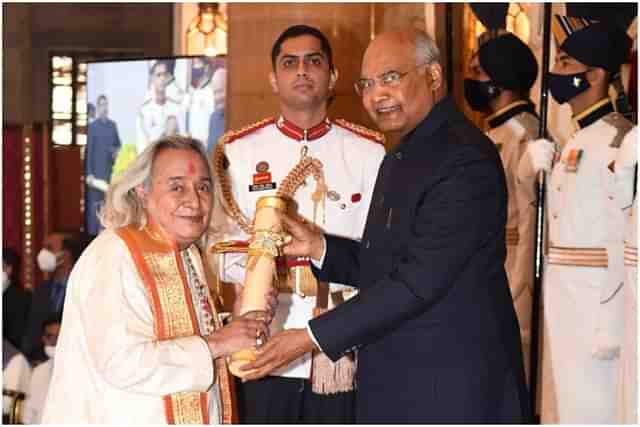 Pt Chhannulal Mishra receiving the Padma Vibhushan 