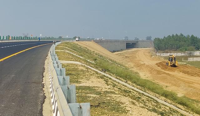 Construction of a service lane along the Purvanchal Expressway underway in Lucknow's Chand Sarai. (Prakhar Gupta/Swarajya)

