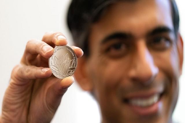 UK Minister Sunak with the commemorative coin (Pic Via Twitter)