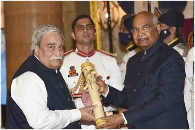 Dr. Raman Gangakhedkar receiving the Padma Shri from President Ram Nath Kovind 