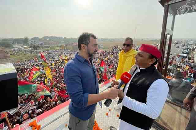 Samajwadi Party chief Akhilesh Yadav speaking with the NDTV journalist. (@SreenivasanJain)