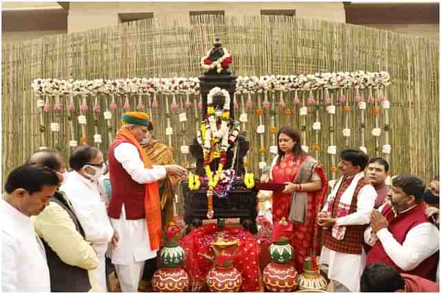 Senior BJP leaders offering worship to Devi Annapurna in Delhi (Twitter) 