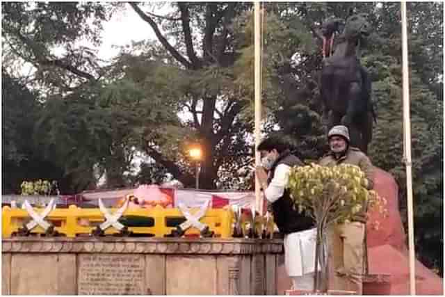 Jyotiraditya Scindia paying homage to Rani Laxmibai of Jhansi.