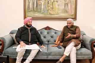 Former Punjab CM Captain Amarinder Singh with BJP leader and Union Minister Gajendra Singh Shekhawat (Pic Via Twitter)