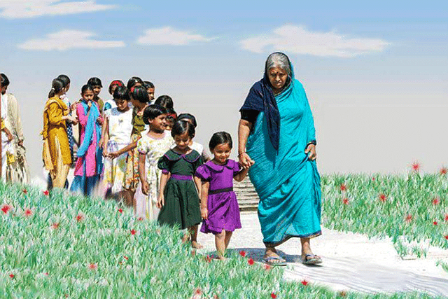 Sindhutai Sapkal with the children.