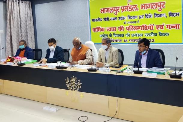 Bihar law minister Pramod Kumar (middle) with officials (Pic Via Twitter)