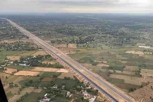 An aerial view of the Delhi - Mumbai Expressway in Rajasthan (@Nitin_Gadkari/Twitter)
