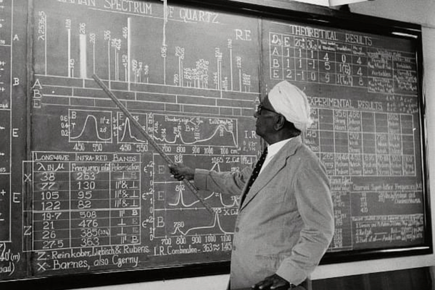 Sir C V Raman pointing to information on a large blackboard as he gives a lecture, 5 August 1958. (Keystone Features/Hulton Archive/Getty Images)